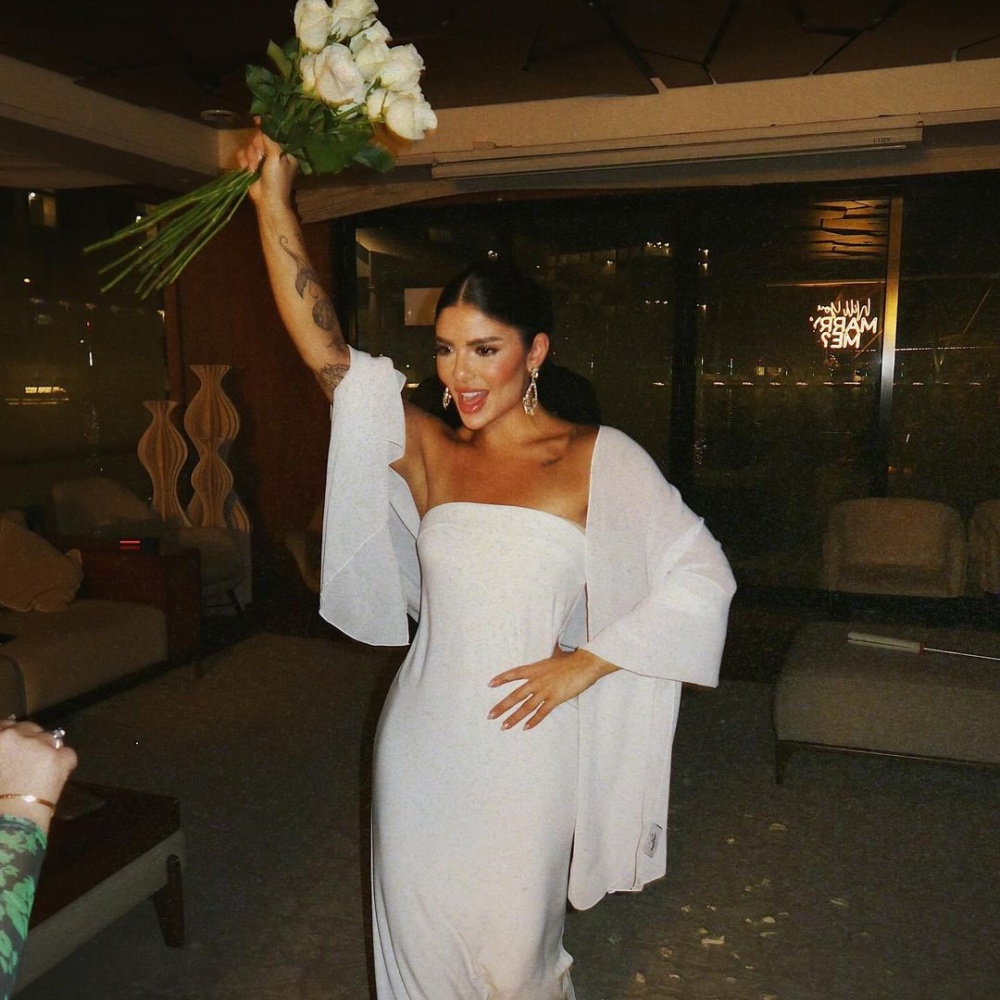 إطلالة أصالة كامل بالأبيض في حفل خطوبتها 