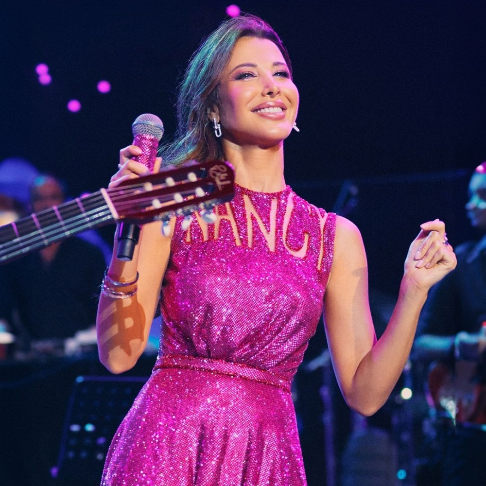 نانسي عجرم تتألق في حفلها الأخير بفستان لامع