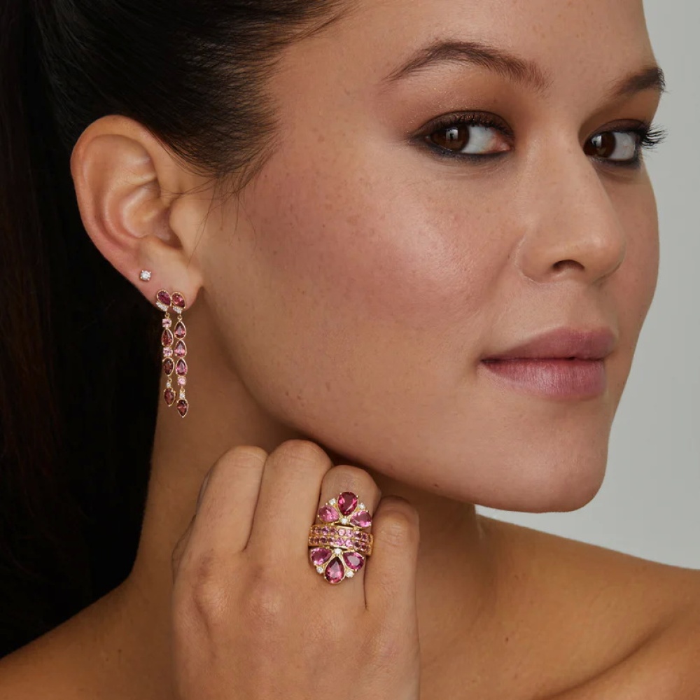 أقراط متدلية باللون الوردي