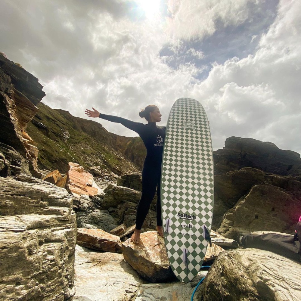 اللاعبات السعوديات وبصمات عالمية في بطولات ركوب الأمواج الدولية