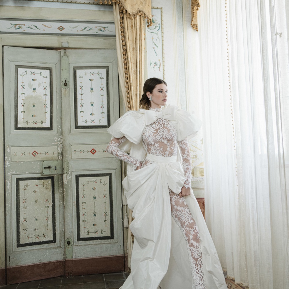 جمبسوت أوف وايت بتطريزات الدانتيل من مونيك لولييه