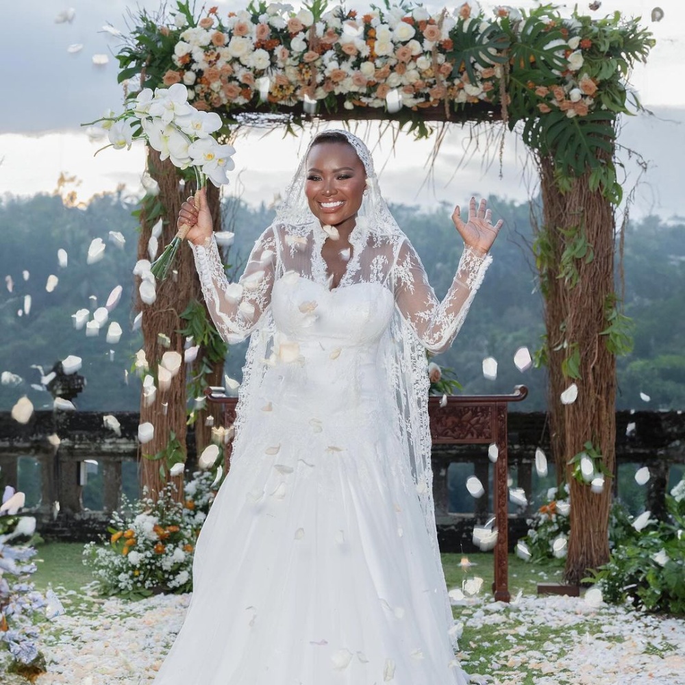 حفل زفاف الفنانة خديجة معاذ في بالي