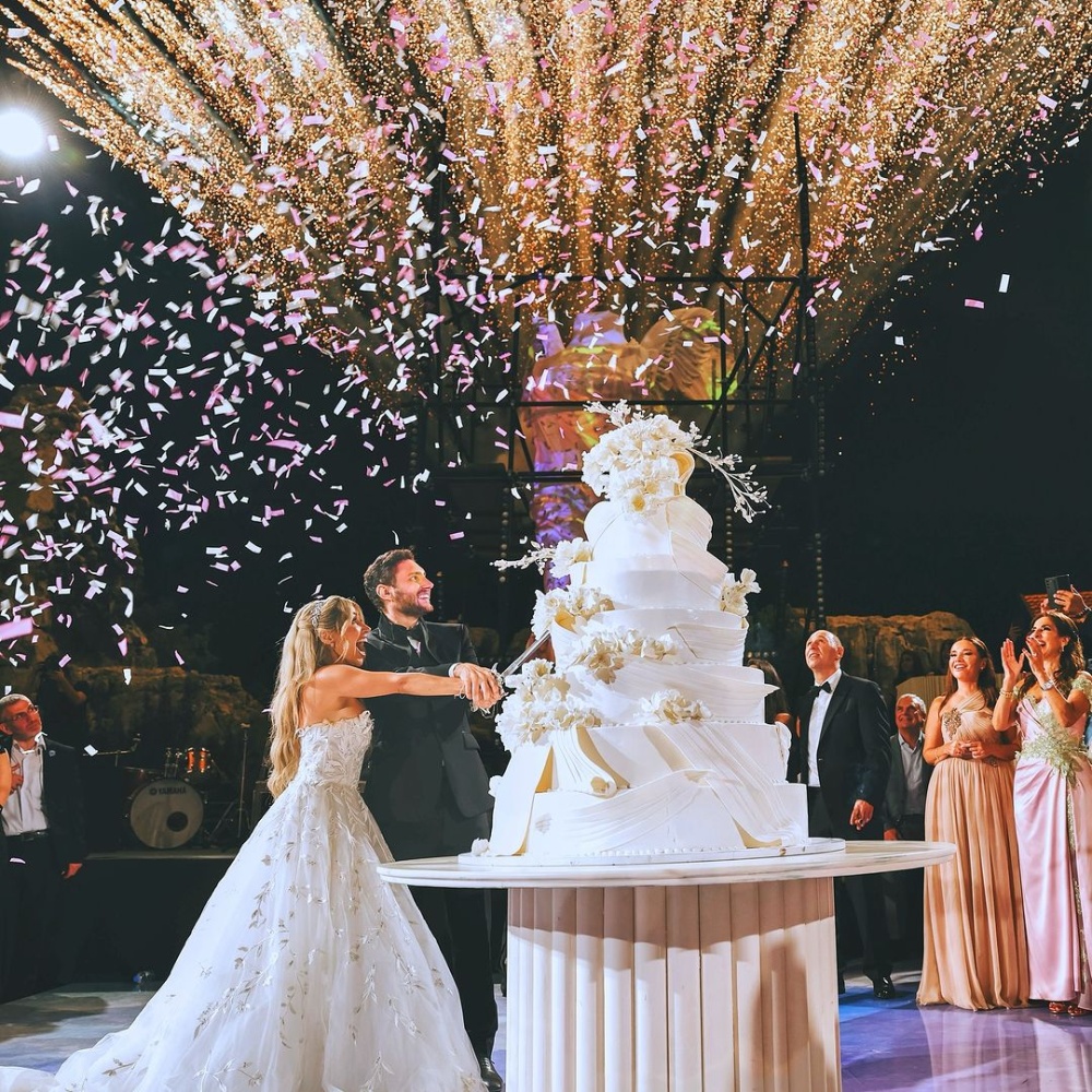 صيحة كيكات الزفاف المزينة بالورود تغزو الأعراس بجمال لا يقاوم!