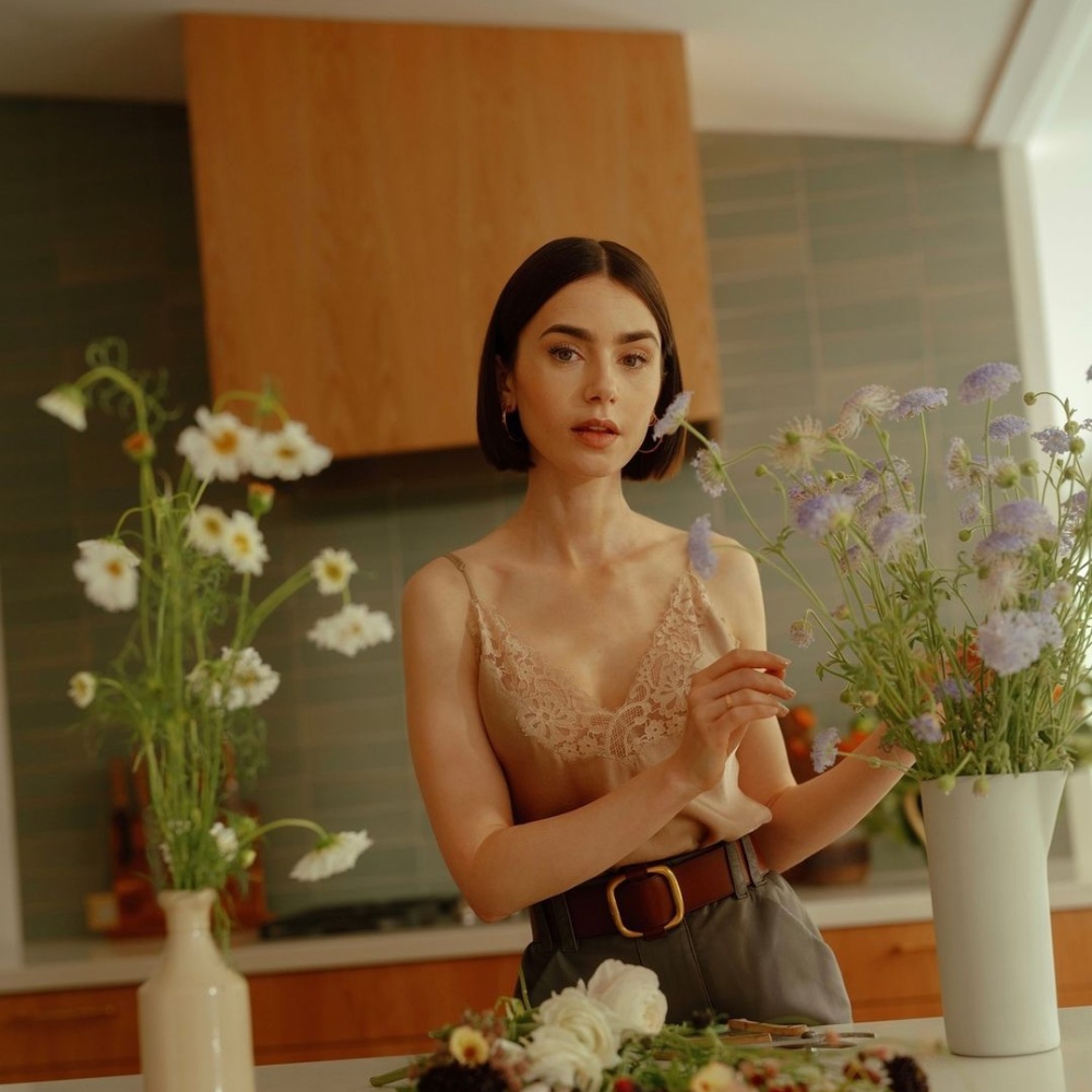 ليلي كولينز في منزلها في لوس أنجلوس