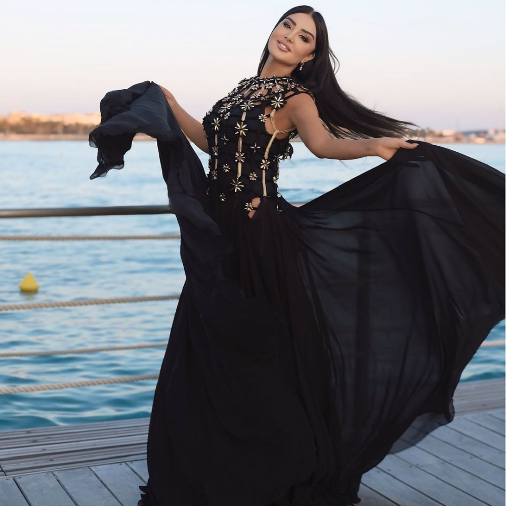 نجمات برج الأسد بتصاميم مجوهرات لافتة للنظر مرصّعة بالأحجار التي تعكس قوتهنّ 