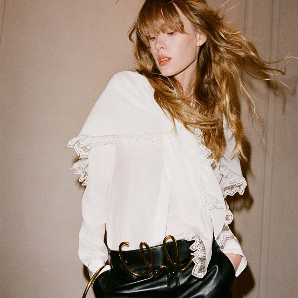 القميص الأبيض: قطعة خالدة تتجاوز الزمن وتعيد تعريف الأناقة