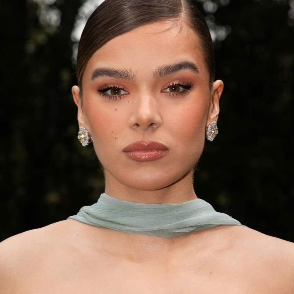 إطلالة Hailee Steinfeld بالمكياج المشمشي الغلوسي