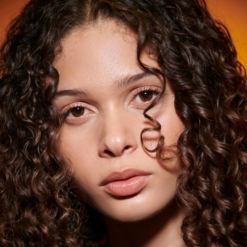 احصلي على تموجات طبيعية وساحرة لشعرك بعد الاستحمام