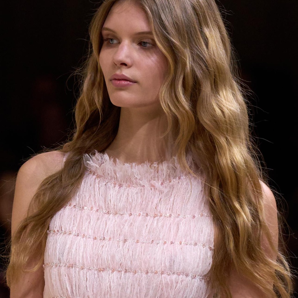 الشعر الحريري في متناول يديك .. زيت اللوز الحلو هو الحل السحري بعد الاستحمام