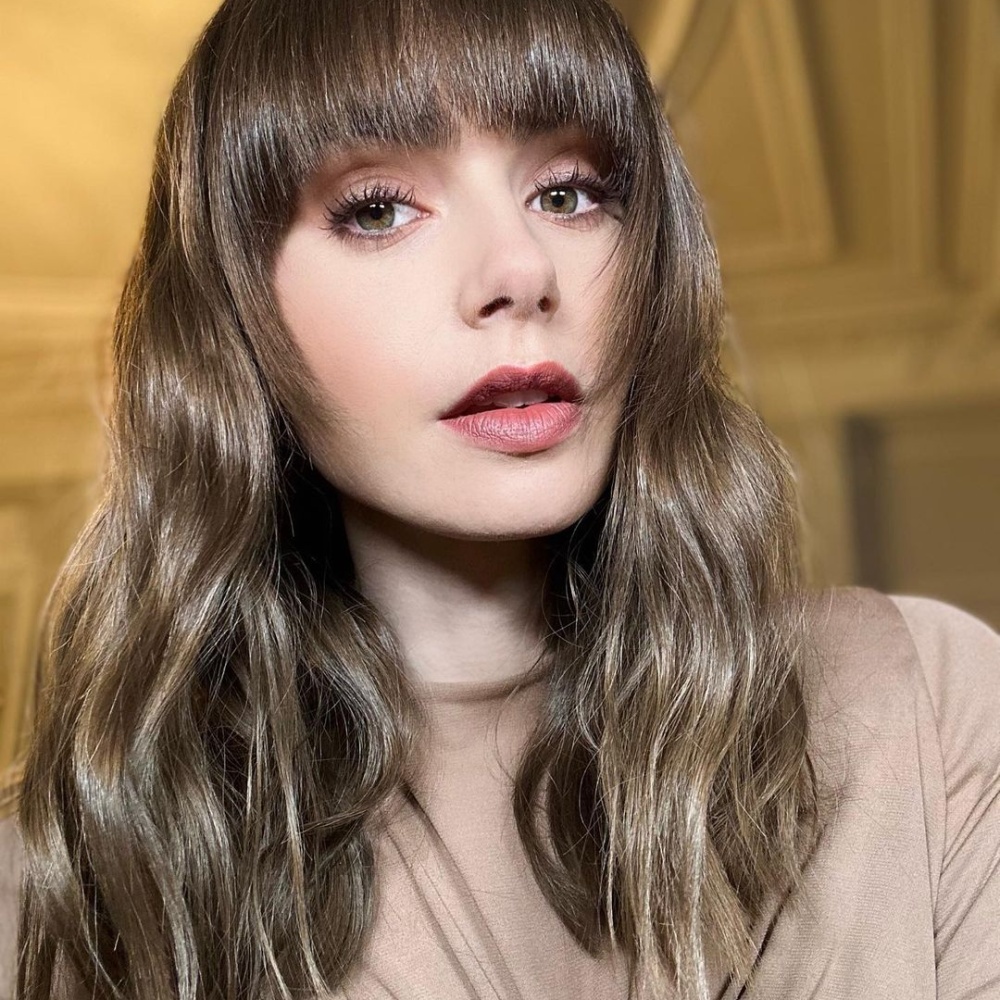 الغرة الأمامية الطويلة مع الخصل الويفي من وحي Lily Collins