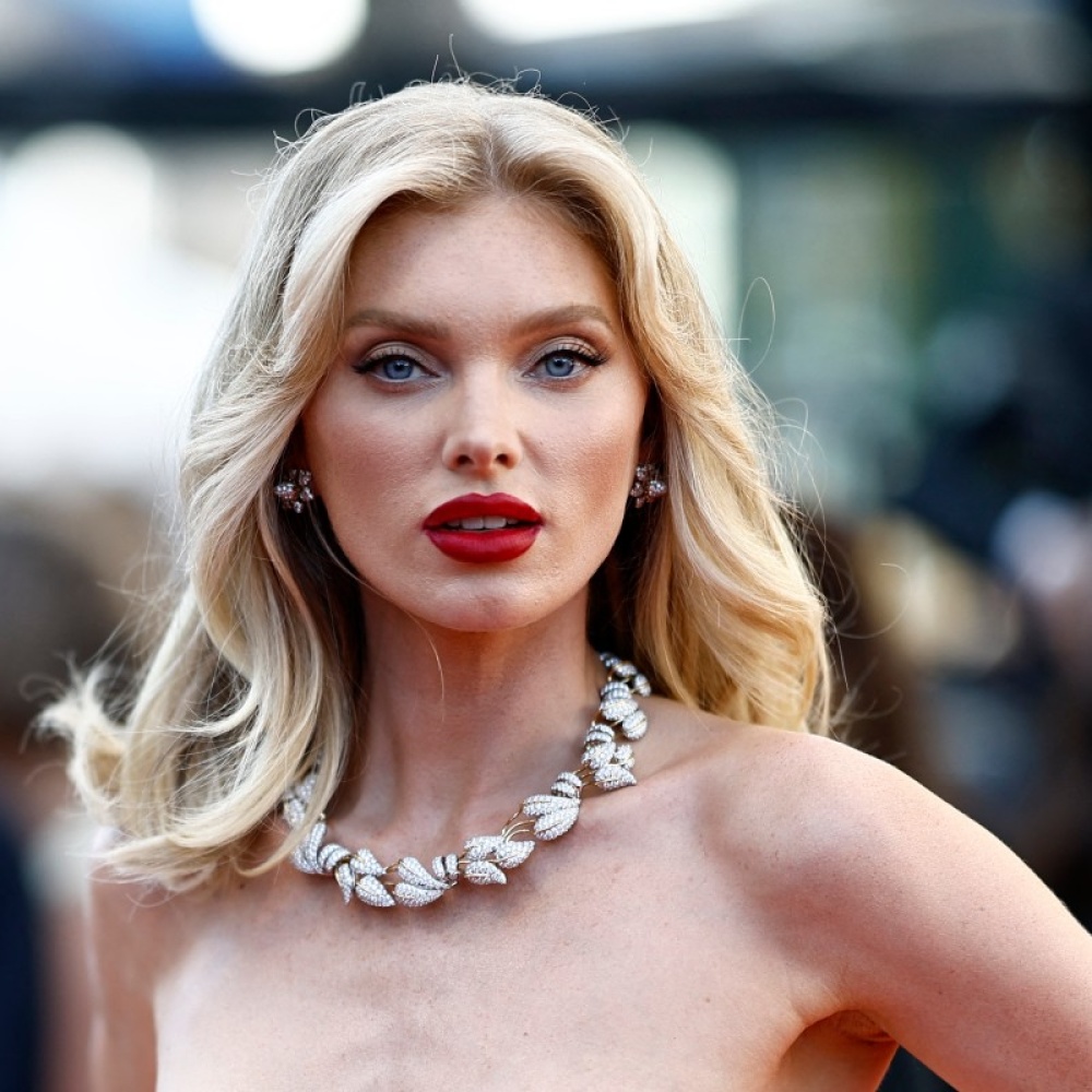 خطوط الايلاينر السوداء تناسب الشعر الأشقر من اطلالة Elsa Hosk
