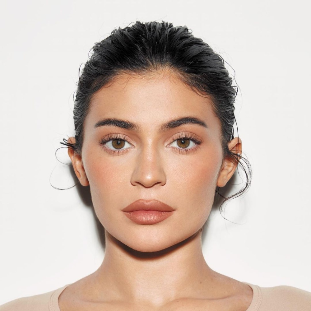 رسمات الحواجب الرفيعة والمسحوبة الى الاعلى من وحي Kylie Jenner