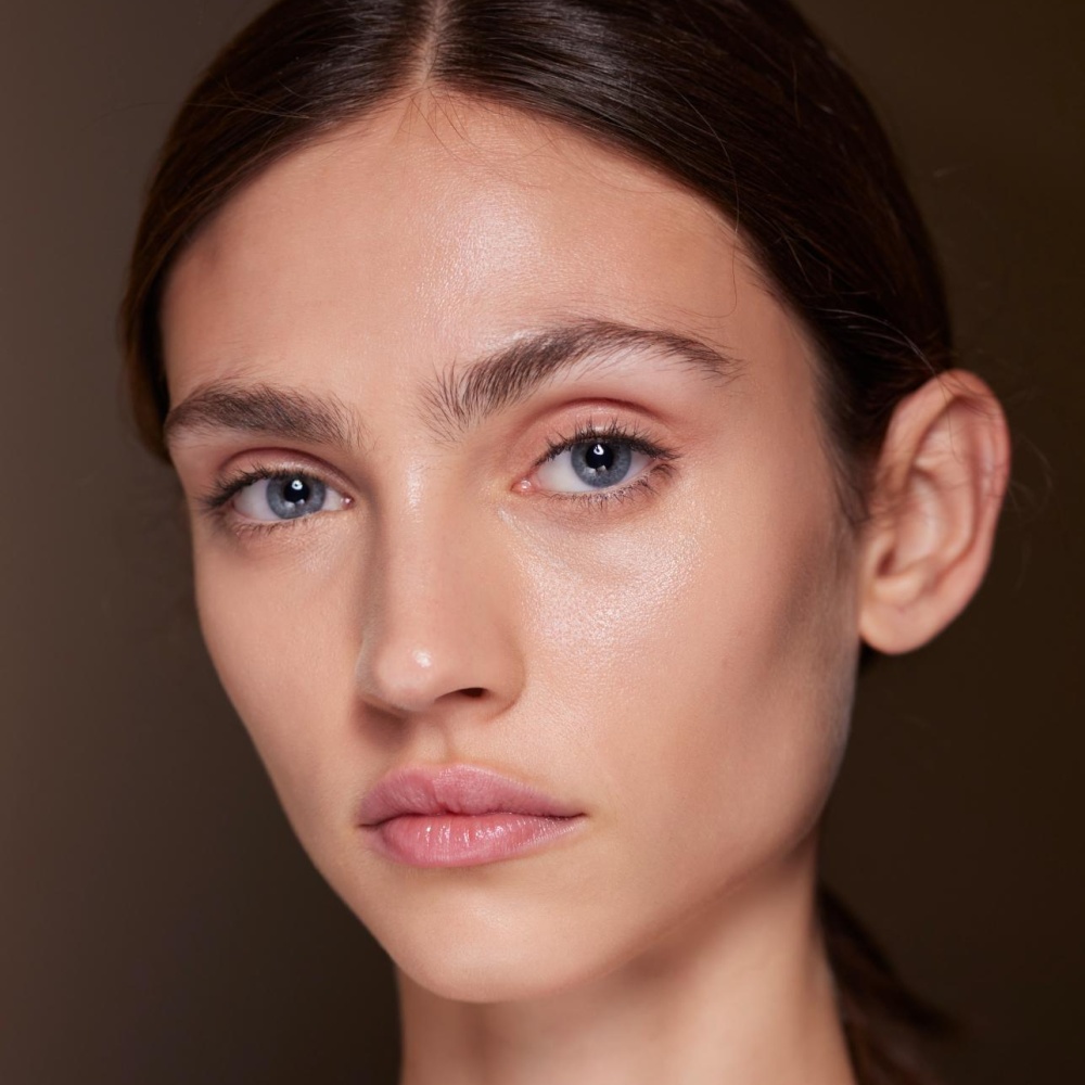 وداعاً للشفاه المتشققة! اتبعي هذا الروتين الصيفي المدهش