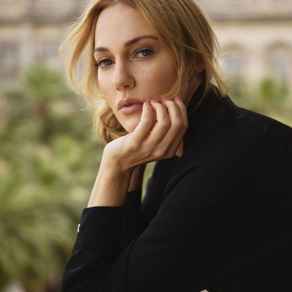  تبدأ مريم روتينها المسائي بإزالة المكياج وتنظيف بشرتها بعمق