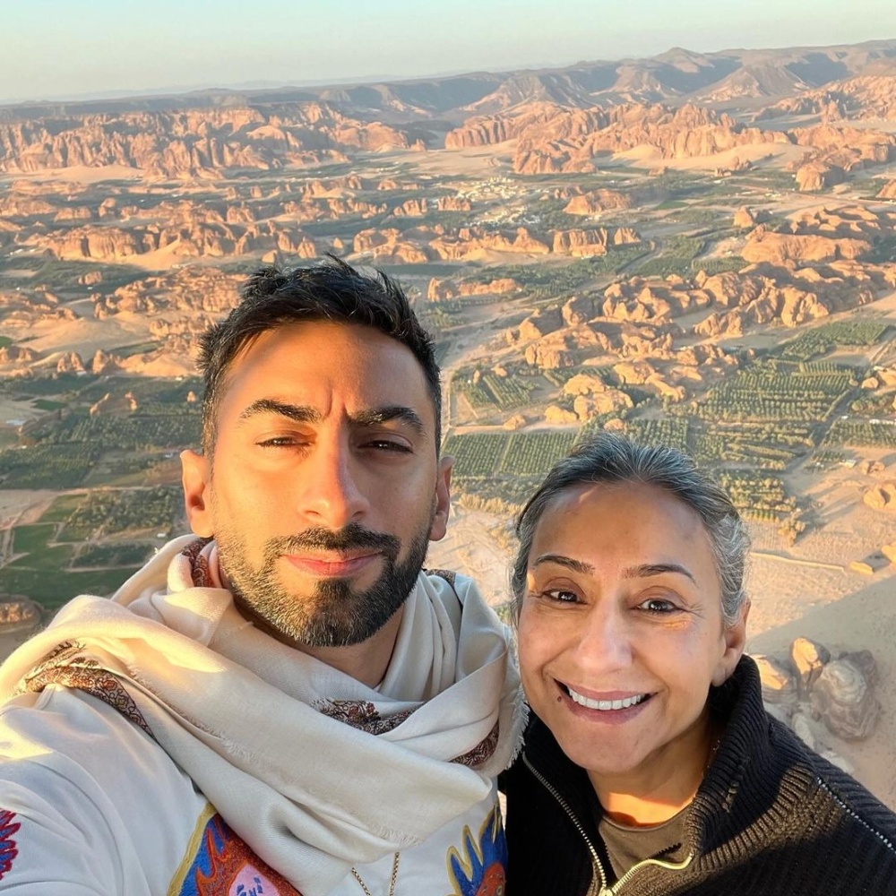 أنس بوخش ووالدته هالة كاظم