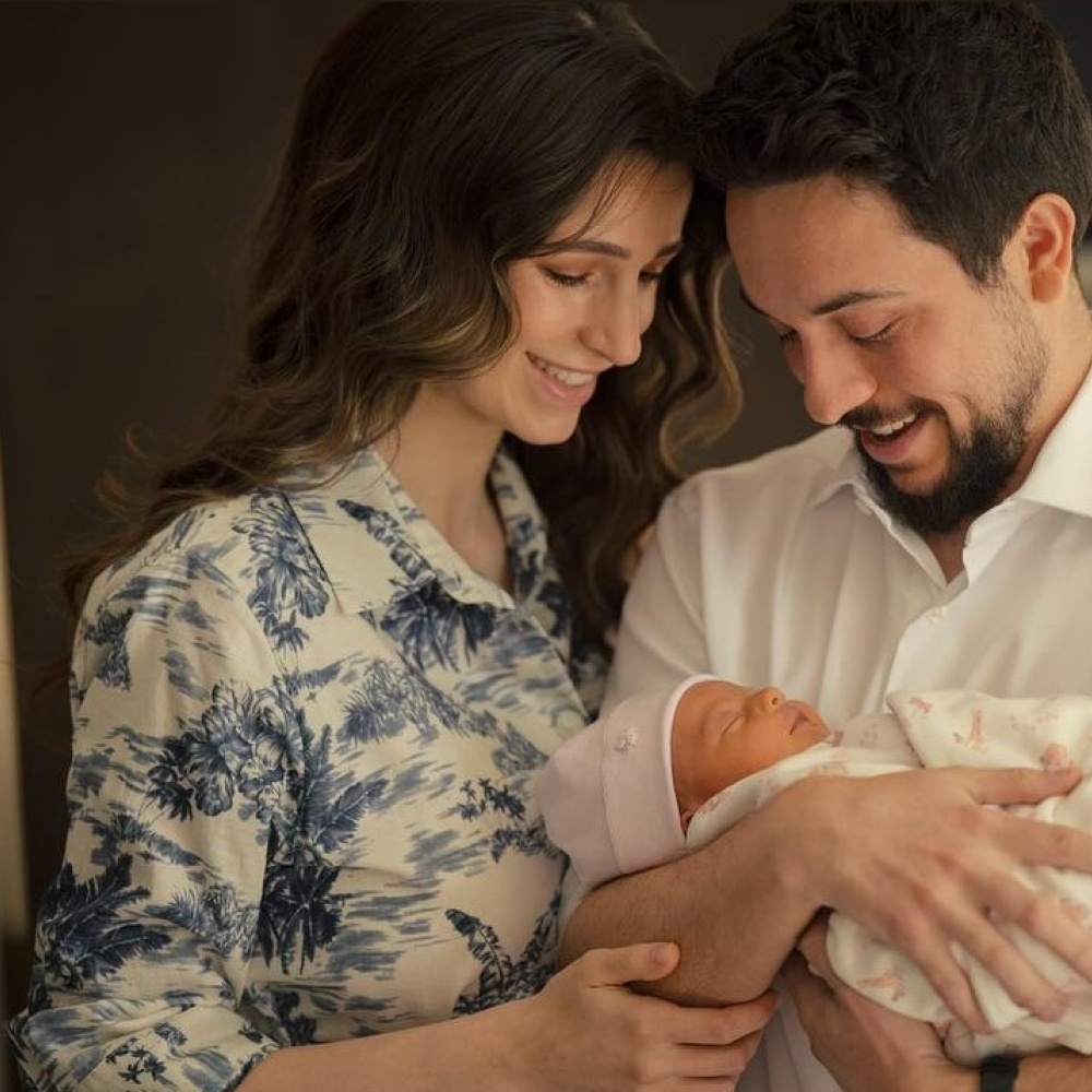 الإطلالة الجمالية الأولى لـ الأميرة رجوة بعد ولادة طفلتها إيما