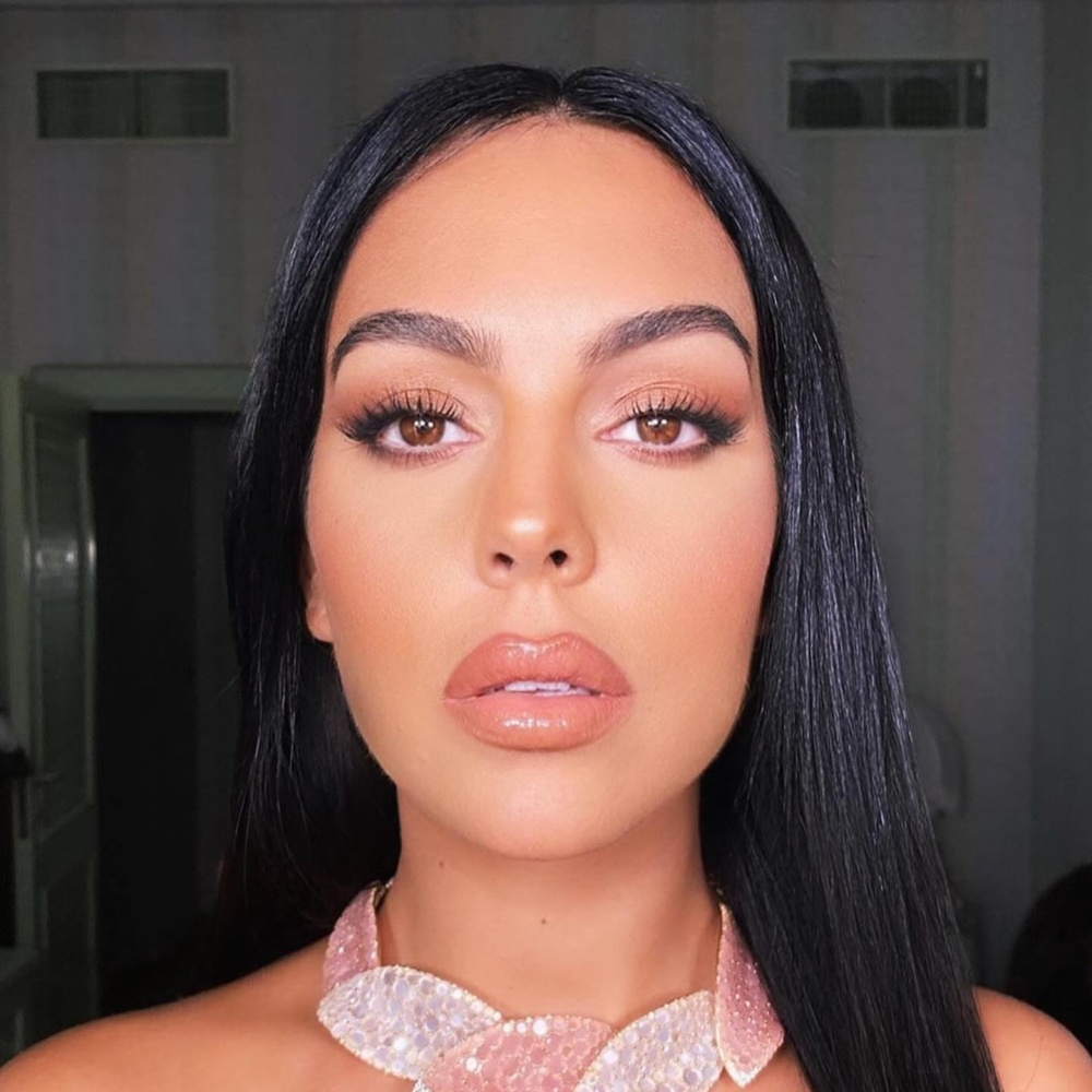 جورجينا رودريغز بالشعر الأشقر ..إليك كيف بدت وأبرز ألوان وتسريحات شعرها