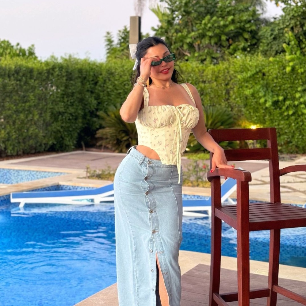 احدث اطلالات النجمات بتصاميم الجينز المتنوعة المناسبة لكل الأوقات