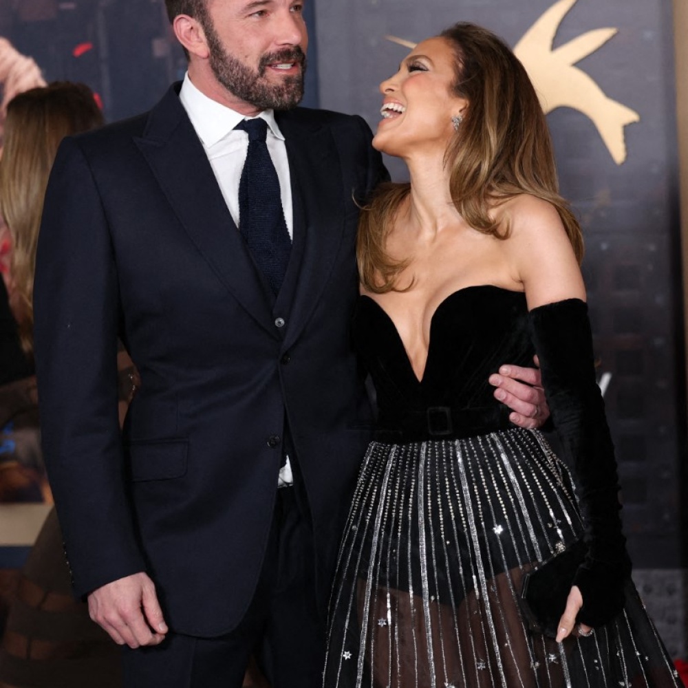 بن أفليك وجينفر لوبيز في لقطة رومانسية 