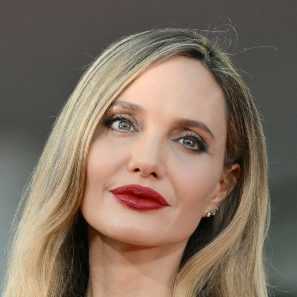 إطلالات أنجلينا جولي تعود الى الواجهة بجمالها في مهرجان فينيسيا السينمائي