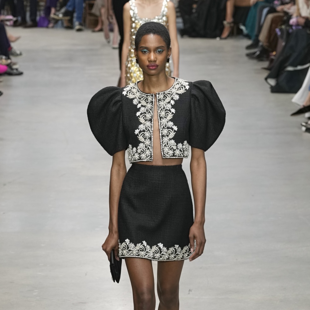 موضة الأكمام البالون في إطلالة من Carolina Herrera 