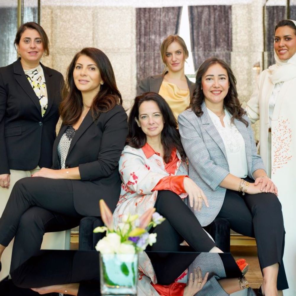 يولي فندق فيرمونت الرياض اهتماما لتمثيل المرأة ضمن فريقه القيادي بما يعكس التزامه الراسخ بتحقيق التنوع وتوفير خبرات واسعة ورؤى جديدة ضمن كوادره الإدارية تماشياً مع مستهدفات رؤية المملكة 2030 المتمثلة بتعزيز التقدم الاجتماعي والتنوع الاقتصادي.