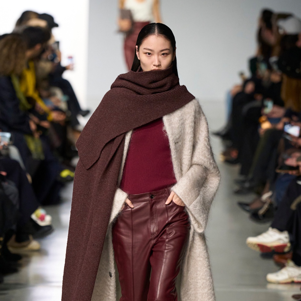 موضة البنطلون البرغندي المفعم بالحيوية في الخريف