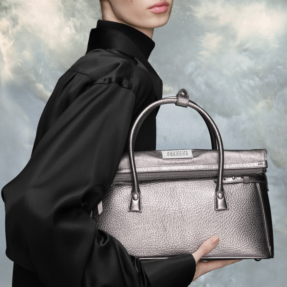 5AC East West حقيبة تجمع بين الطابعين الرسمي والعملي من علامة Maison Margiela