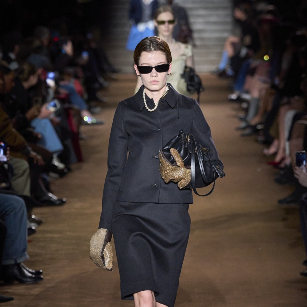 إطلالة من Miu Miu
