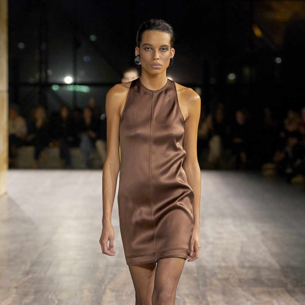 فستان ستان قصير وناعم من Saint Laurent