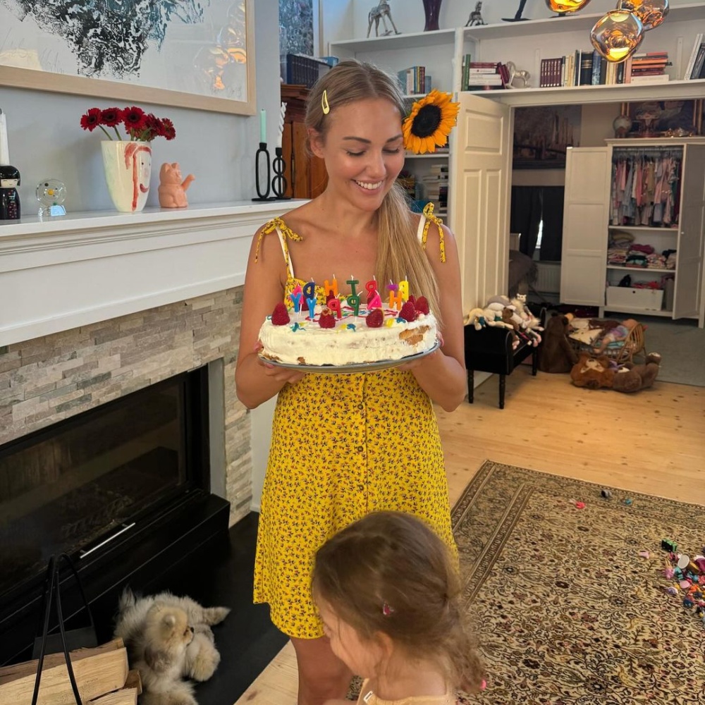 مريم أوزرلي تحتفل بميلادها برفقة بناتها