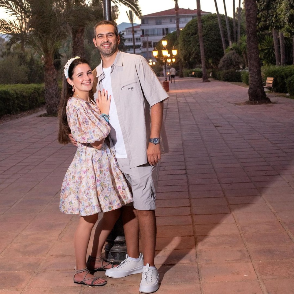 صورة رومانسية جمعت شام الذهبي وزوجها