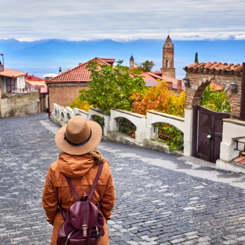 سائحة في شارع بلدة سيغناجي في جورجيا
