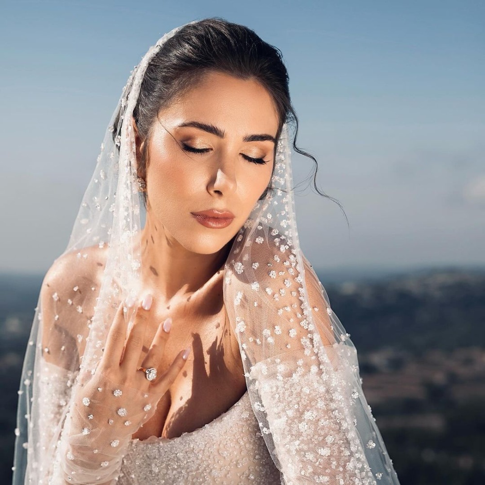 تسريحة دانييلا رحمة في يوم زفافها من الأمام
