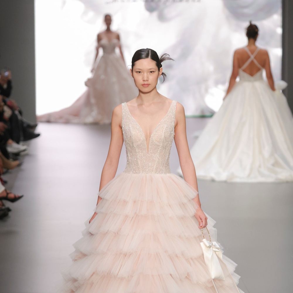 فستان زفاف وردي بطبقات الكشكش من ديمتريوس