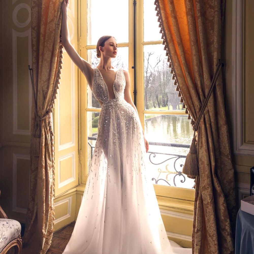 فستان زفاف يتميّز بقصة مبتكرة عند الخصر