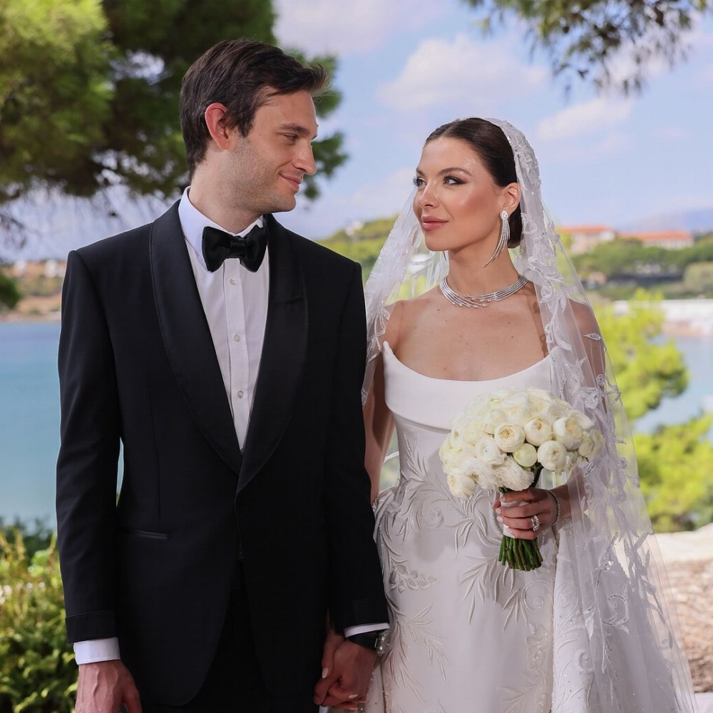 إطلالة أميرية لمايا رعيدي خلال حفل زفافها