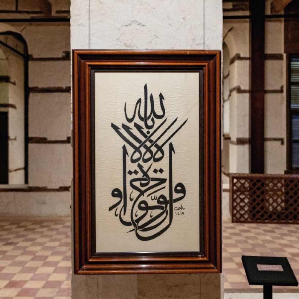 الخط العربي في المملكة.. حكايات الجمال والروحانية على الجدران