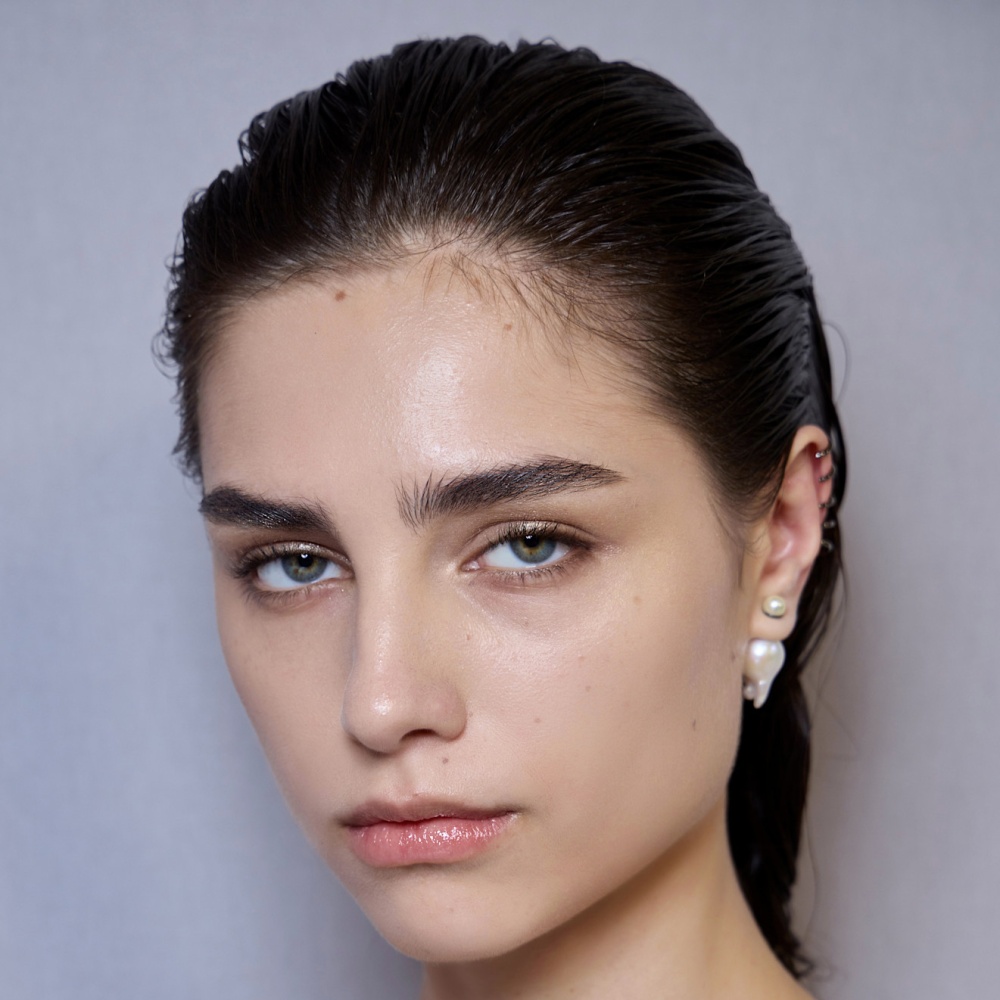 قومي بإعادة تشكيل مظهر حواجبك بهذه الطرق التجميلية الحديثة