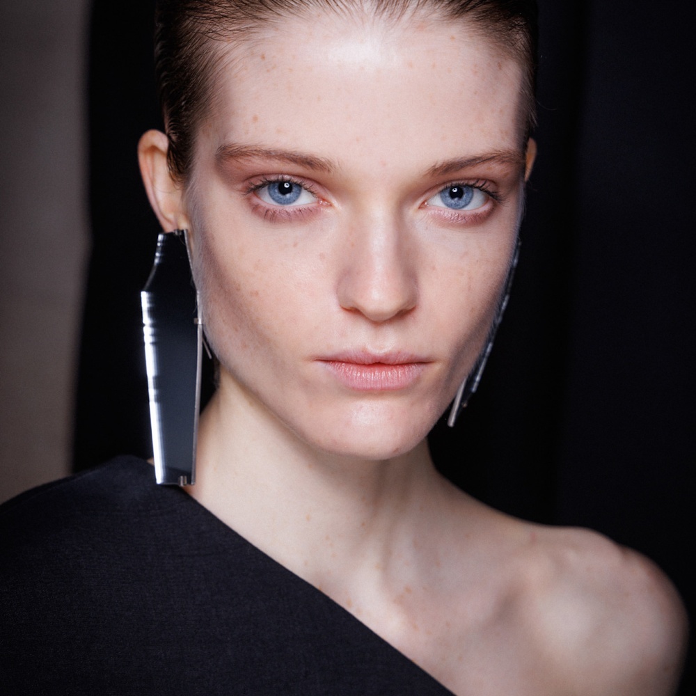 رسمات المكياج البني تسيطر على عروض الموضة لصيف 2025