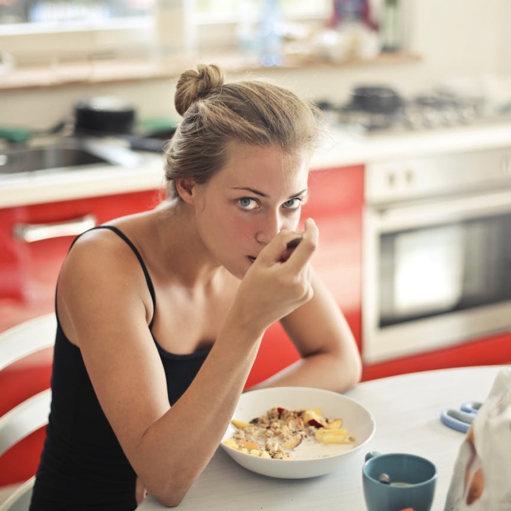 تعرفي إلى أهمية الصيام المتقطع بما يتناسب مع هرموناتكِ وصحتك العامة