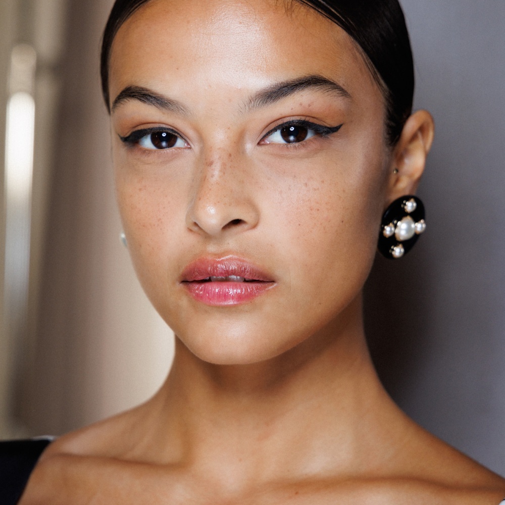 لبشرة مفعمة بالجمال والحيوية وخالية من العيوب استعيني بفوائد زيت النعناع للوجه قبل النوم