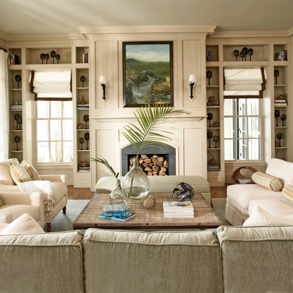 غرفة معيشة بجدران وأثاث باللون البيج