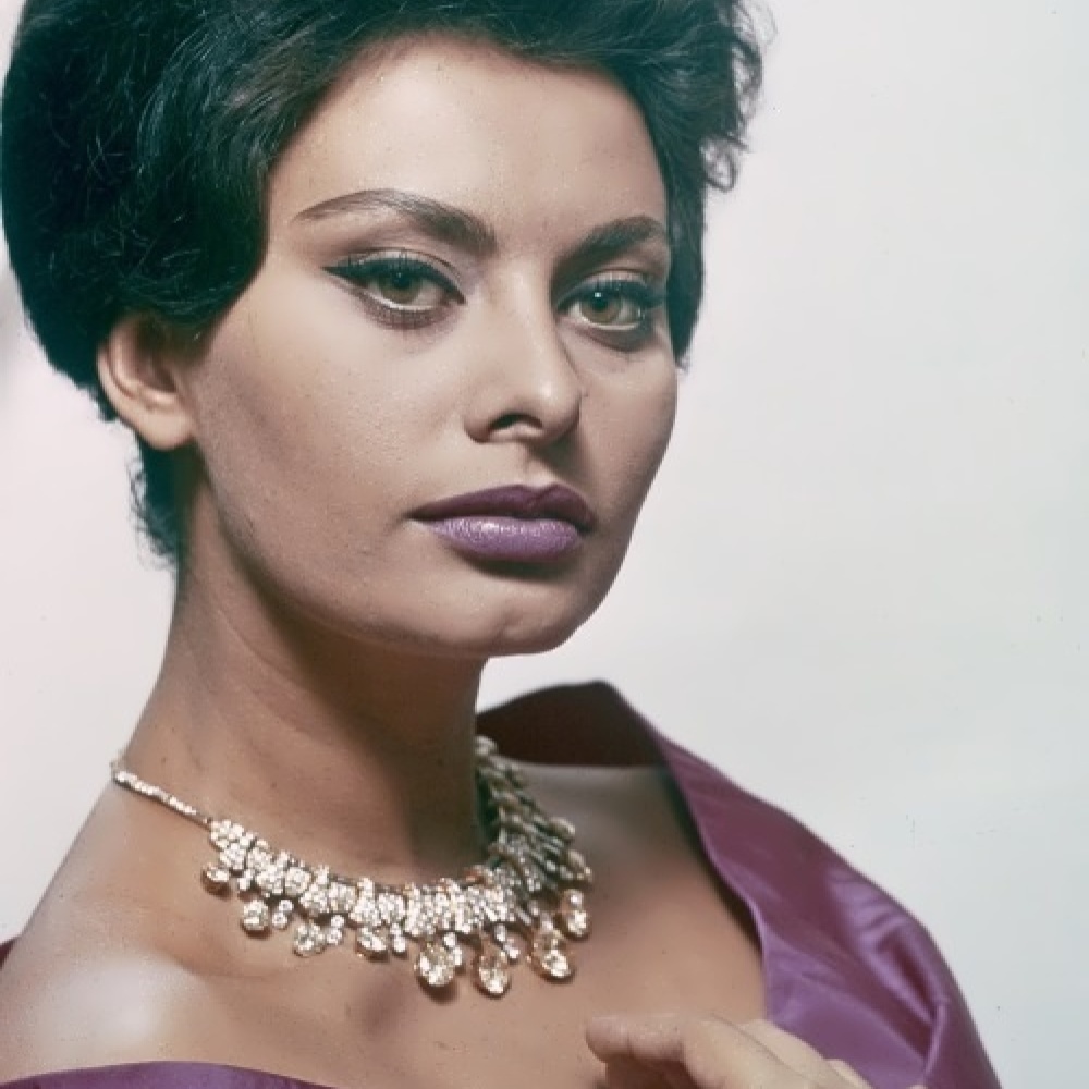 مجوهرات صوفيا لورين زيّنها بريق الألماس والأحجار الكريمة الملونة 