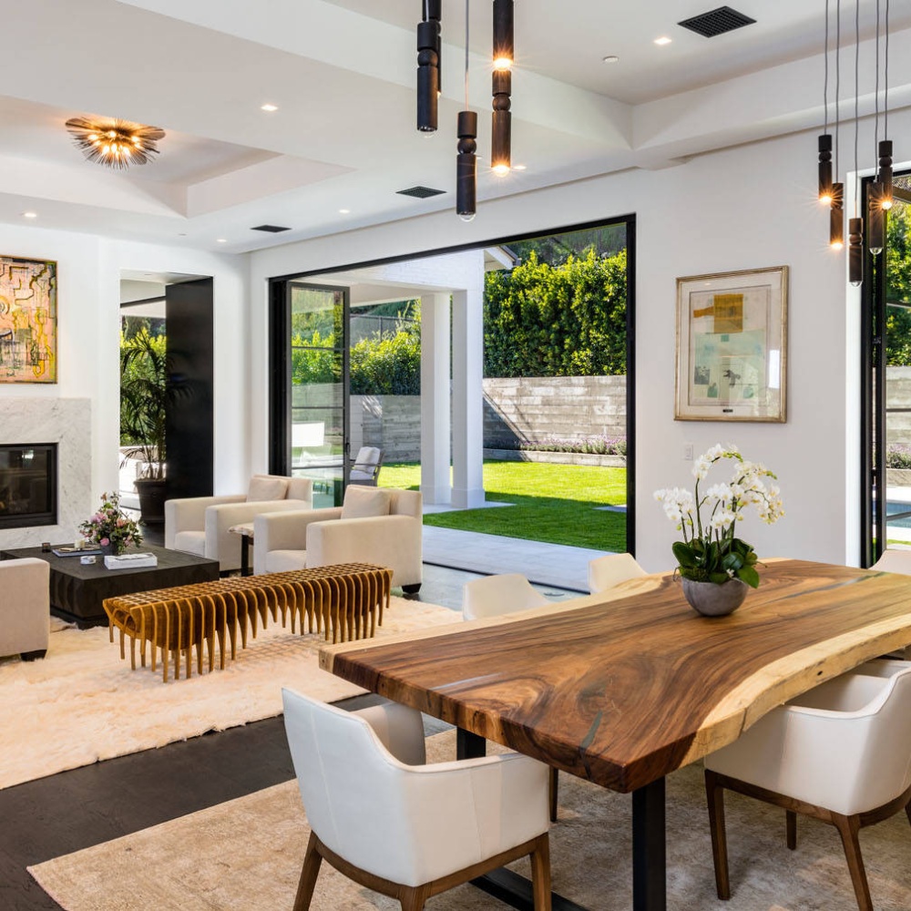 يميل الكثيرون إلى إنشاء غرفة طعام ومعيشة في مساحة مشتركة