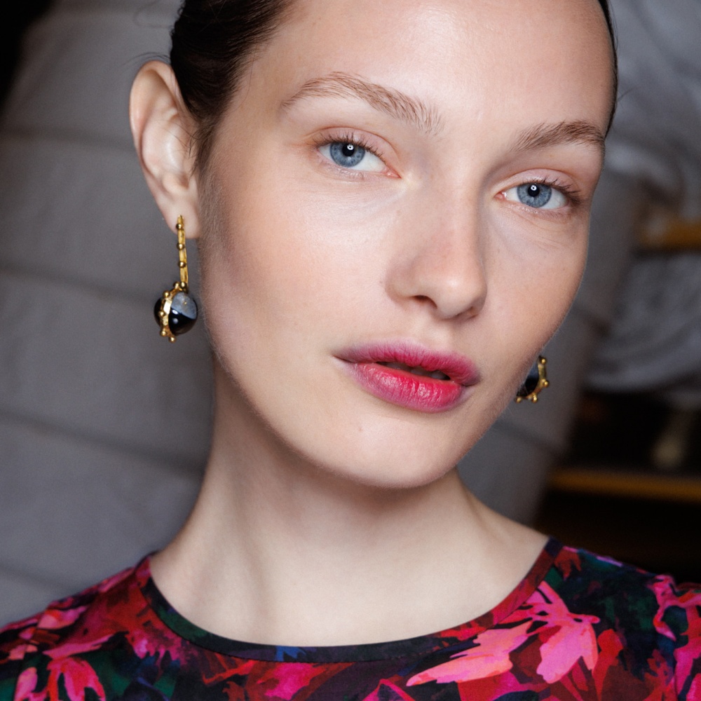 ألوان أحمر الشفاه القوي بتدرجات كرزية من وحي Ulla Johnson