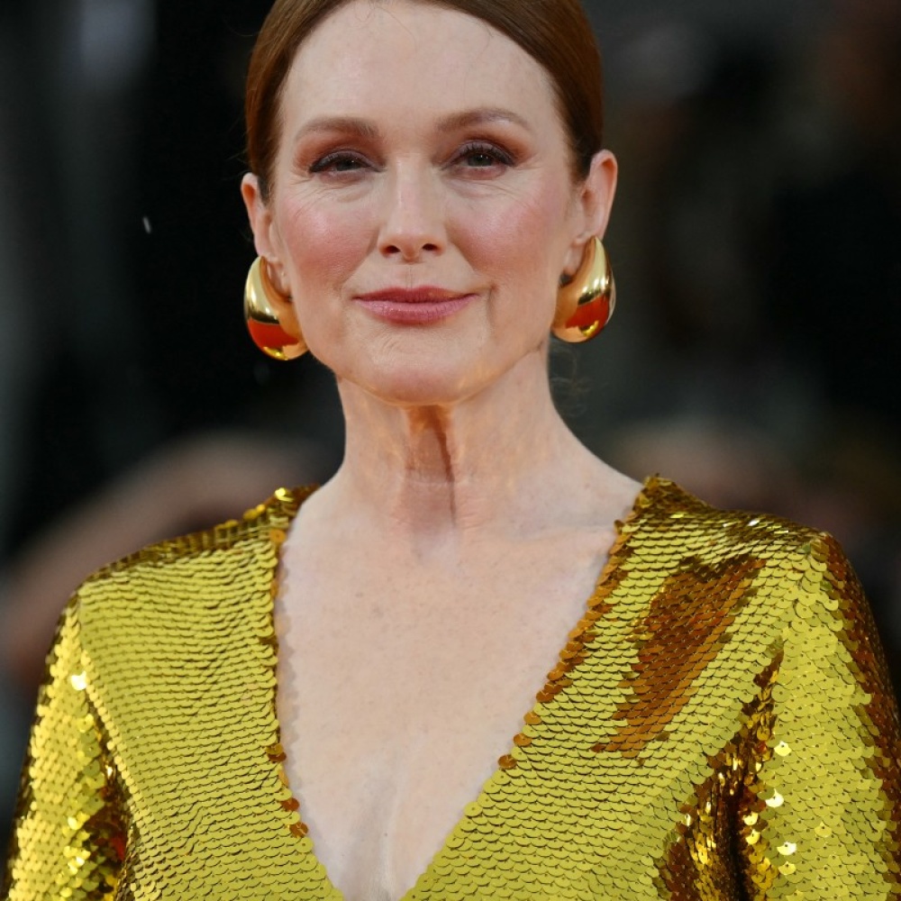 اطلالة Julianne Moore برسمات المكياج البني