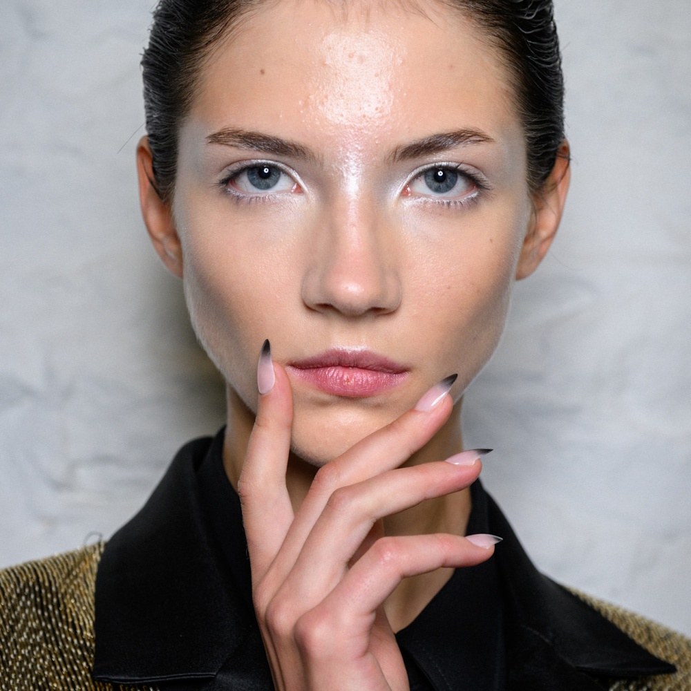 الوان اظافر مشرقة وفرانش من وحي دار Naeem Khan