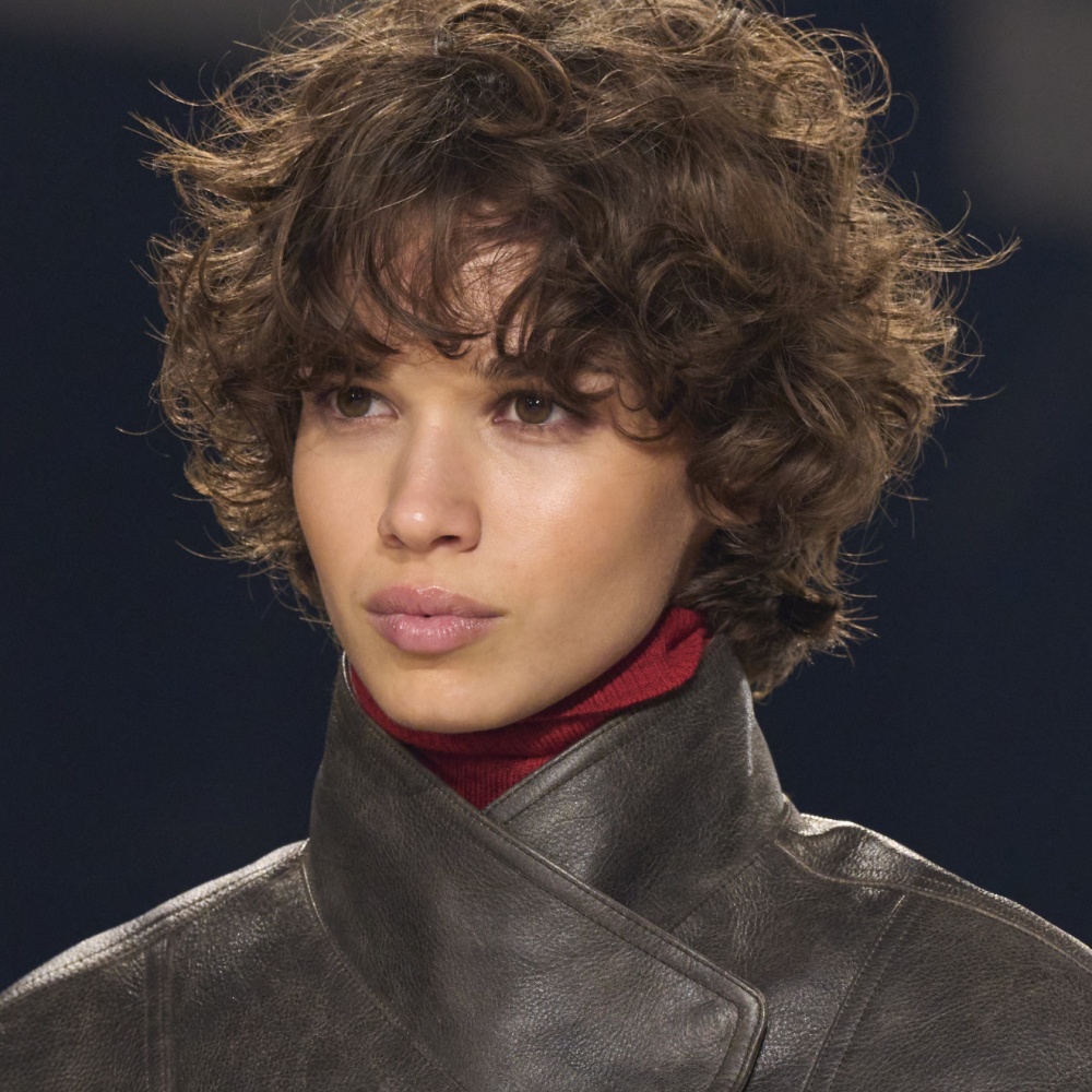 تسريحات للشعر القصير الخشن والمتموج من دار Isabel Marant