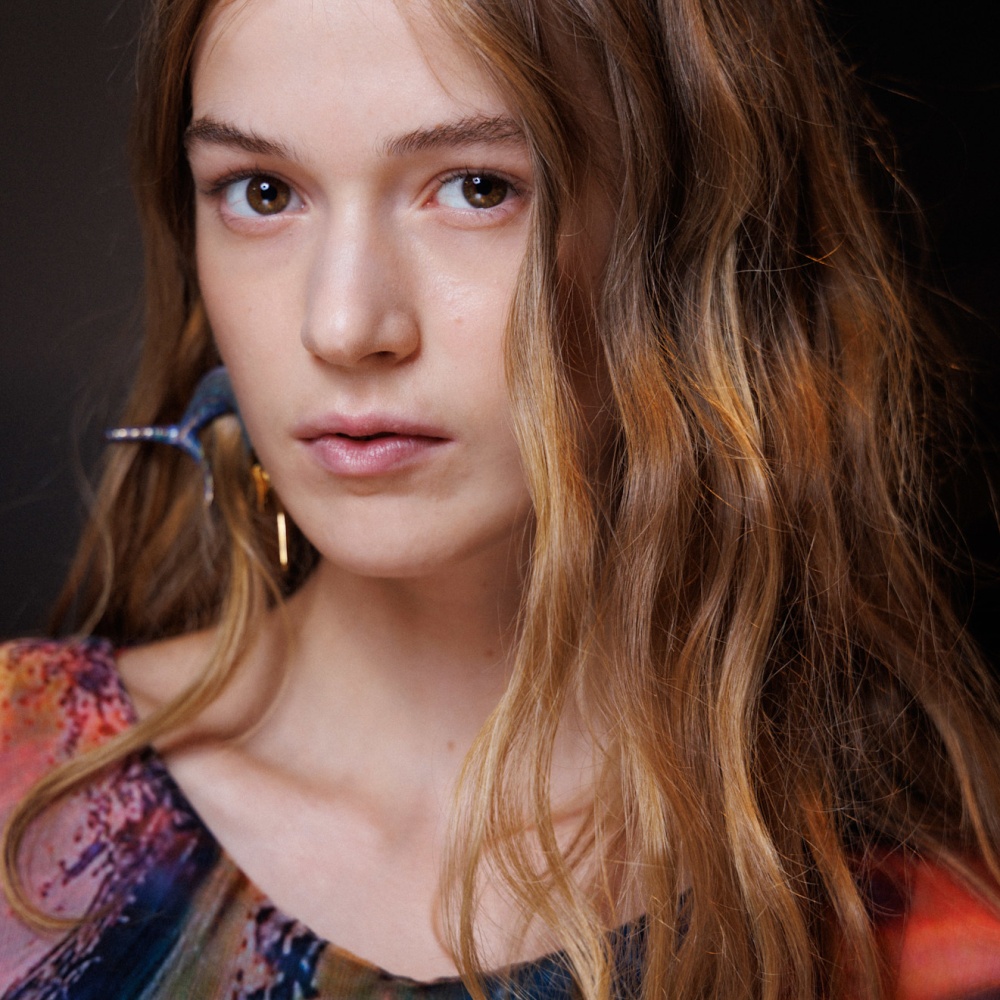 صيحات ألوان شعر خريف 2024 عسلية وفاتحة من دار Roberto Cavalli